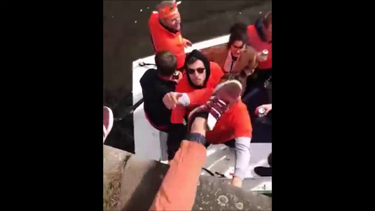 Elle se rate complètement en essayant de grimper dans un bateau...tous à l'eau