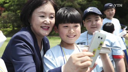 김정숙 여사, 도서·벽지 어린이들과 사진 / YTN