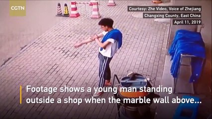 Il évite de justesse la chute d'un mur