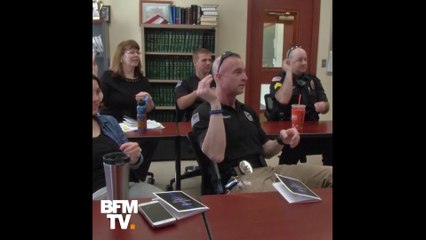 Cette étudiante américaine apprend la langue des signes… à des policiers