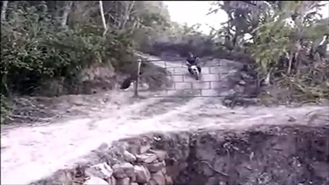 Ce motard rate son virage et se prend une gamelle bien ridicule