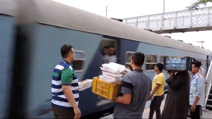 وجبة السعادة.. من إعداد شباب دشنا للصائمين في القطارات