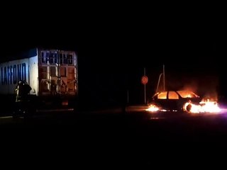 Incendie d'une voiture sur le parking de l'école à Chantesse : regardez l'intervention des pompiers