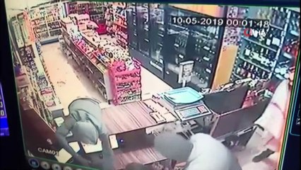 İzmir'de silahlı soygun anı kamerada