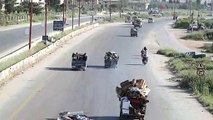 نازحون يفرون من القصف في جنوب إدلب