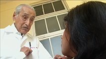 Un doctor de 100 años continúa atendiendo a sus pacientes en Lima