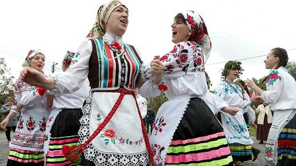 شاهد: سيدات روسيا البيضاء يرقصن رقصا تقليديا احتفالا بموسم الحصاد