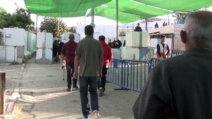 Ramazan ayının ilk cuma namazı için Kalendiye'den geçişler - RAMALLAH