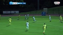 La tête de Simon NDIAYE est captée par GUENDOUZ.