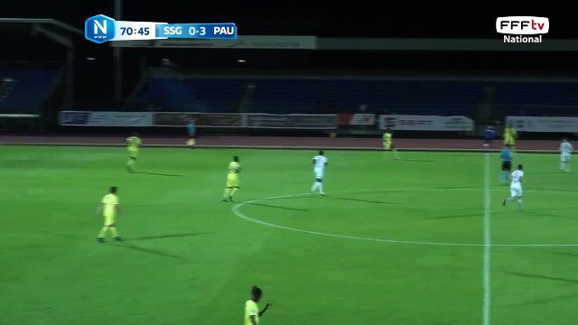 La frappe de JARJU est repoussée par le gardien de l'Entente.