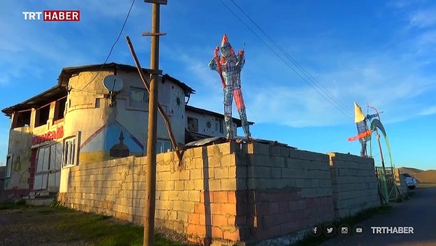 Yaptığı heykel ve çizdiği resimlerle evini müzeye çevirdi