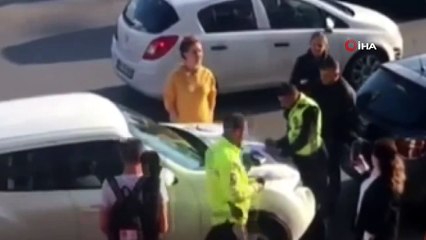 Kaza sonrası hakaretler yağdıran kadın gözaltına alındı...O anlar kamerada