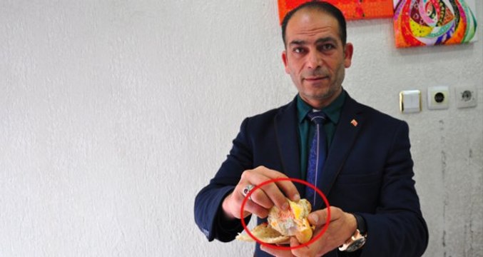 İftarlık Pideyi Bölen Vatandaş İçinden Çıkanı Görünce Aç Kaldı!