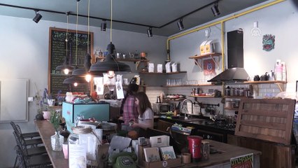 Ekmeğini 'karatahta'dan çıkarıyor - ESKİŞEHİR