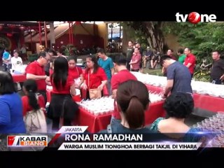 Warga Muslim Tionghoa Berbagi Takjil di Vihara