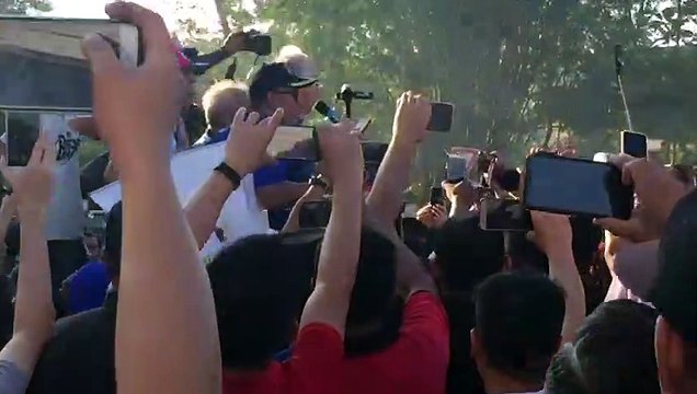 Datuk Seri Najib Razak holds impromptu concert in Sandakan