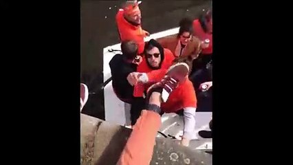 Elle se rate complètement en essayant de grimper dans un bateau...tous à l'eau