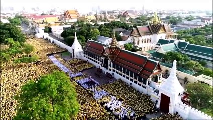พระบาทสมเด็จพระเจ้าอยู่หัว-สมเด็จพระนางเจ้าฯ พระบรมราชินี เสด็จฯออกสีหบัญชร พระที่นั่งสุทไธสวรรย์ปราสาท พสกนิกรเฝ้าฯถวายพระพรชัยมงคลเนืองแน่น