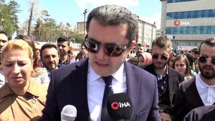 Caddeyi trafiğe kapatıp, engelliler için yürüdüler