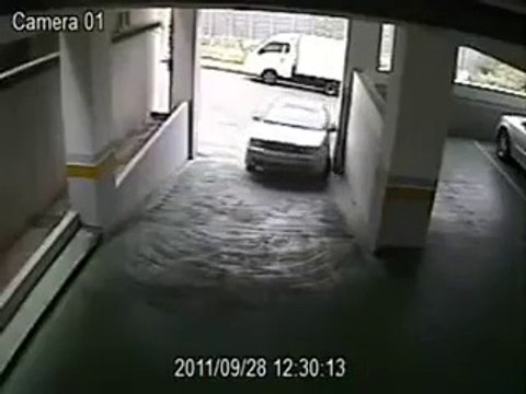 VÍDEO: hoy recuperamos este clásico de cómo reventar un coche en un garaje