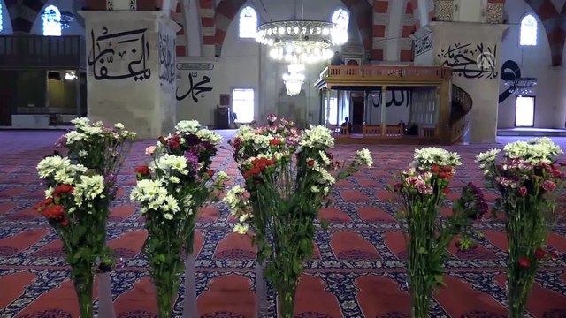 Osmanlı geleneği gereği Eski Cami çiçeklerle donatıldı - EDİRNE