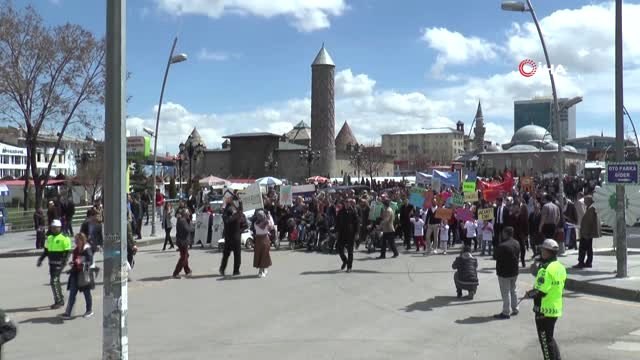 Caddeyi Trafiğe Kapatıp, Engelliler İçin Yürüdüler