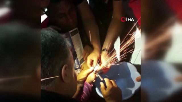 Küçük kızın kapı açma makarasına sıkışan parmağını itfaiye çıkardı