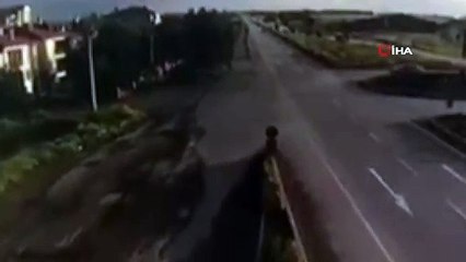 Dur levhasına uymayan sürücü dehşet yaşattı...Kaza anları saniye saniye kamerada