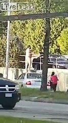 Déshabillé ce type monte sur une voiture en pleine rue !