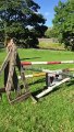 Elle se prend pour un cheval et tente de sauter un obstacle !