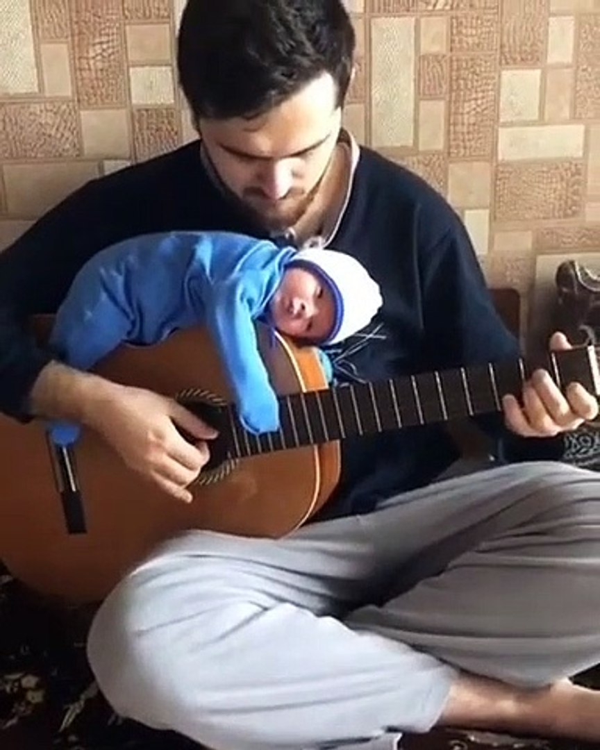 Il joue avec son bébé posé sur la guitare ! - Vidéo Dailymotion