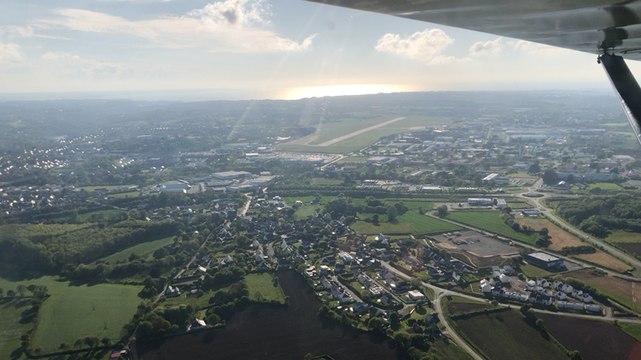 Lannion et la côte de Granit rose vus du ciel depuis un ULM