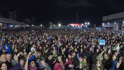 Una multitud aclama a Kirchner en lanzamiento de su libro