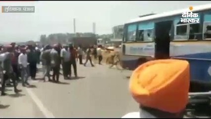 बस से टकराकर बाइक सवार युवक की मौत, गुस्साई भीड़ ने तोड़फोड़ के बाद लगाई आग