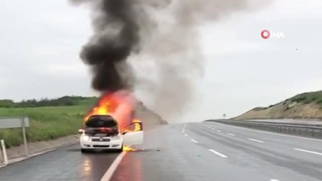 Arnavutköy'de Dehşete Düşüren Olay... İçerisinde Kadının Bulunduğu Otomobili Yakarak Kaçtı