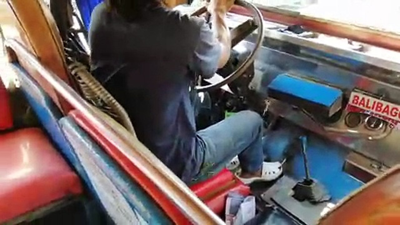 Passer les vitesses avec le pied dans un jeepney