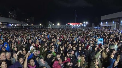 Una multitud aclama a Kirchner en lanzamiento de su libro