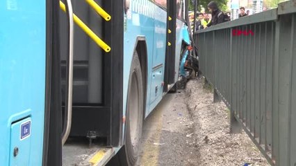 Ankara'da Özel Halk Otobüsü, Bariyerlere Çarptı 10 Yaralı