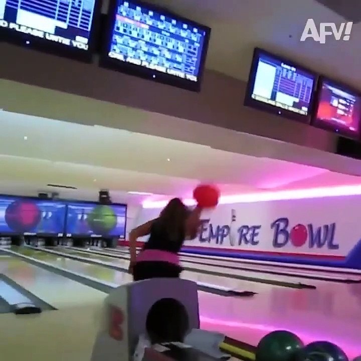 Elle provoque une énorme fuite d’eau en lançant une boule de bowling
