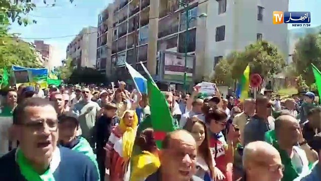 سكان تيزي وزو يخرجون بقوة في مسيرة أول جمعة رمضان مطالبين برحيل النظام