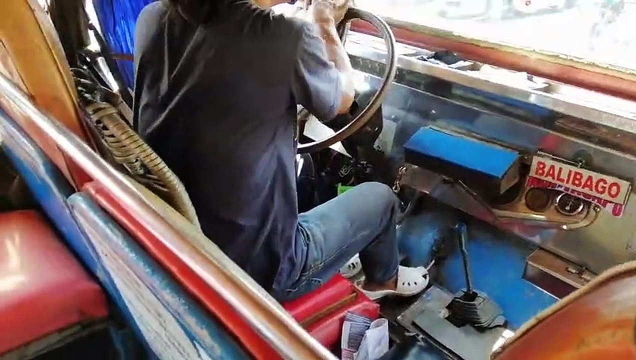 Il utilise son pied droit pour passer les vitesses avec un levier trop court.