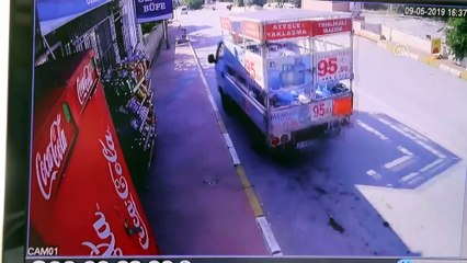 El freni çekilmeyen kamyonet evin balkonuna çarptı - DENİZLİ