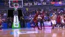 Un homme déguisé en Spider-Man débarque dans un match de basket et met K.O. un joueur