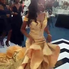 Voici comment toute mariée devrait faire son entrée à son mariage. Grandiose !!