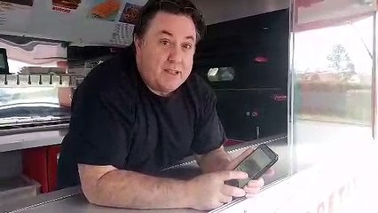 Mario, pizzaiolo, présente ses créations