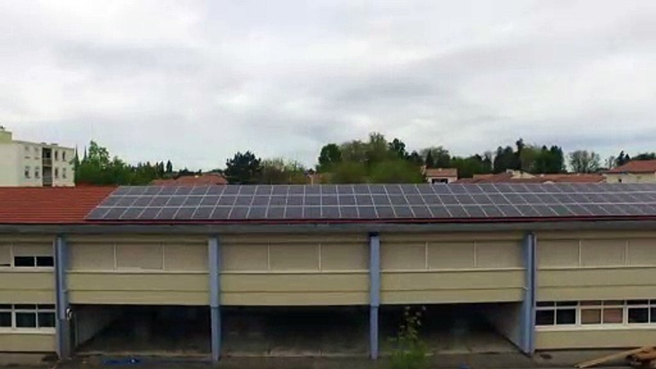 250 m² de panneaux solaires sur le toit de l’école des Arbelles à Bourg-en-Bresse