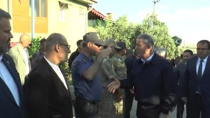 Milli Savunma Bakanı Akar, Şehit Ailesini Ziyaret Etti