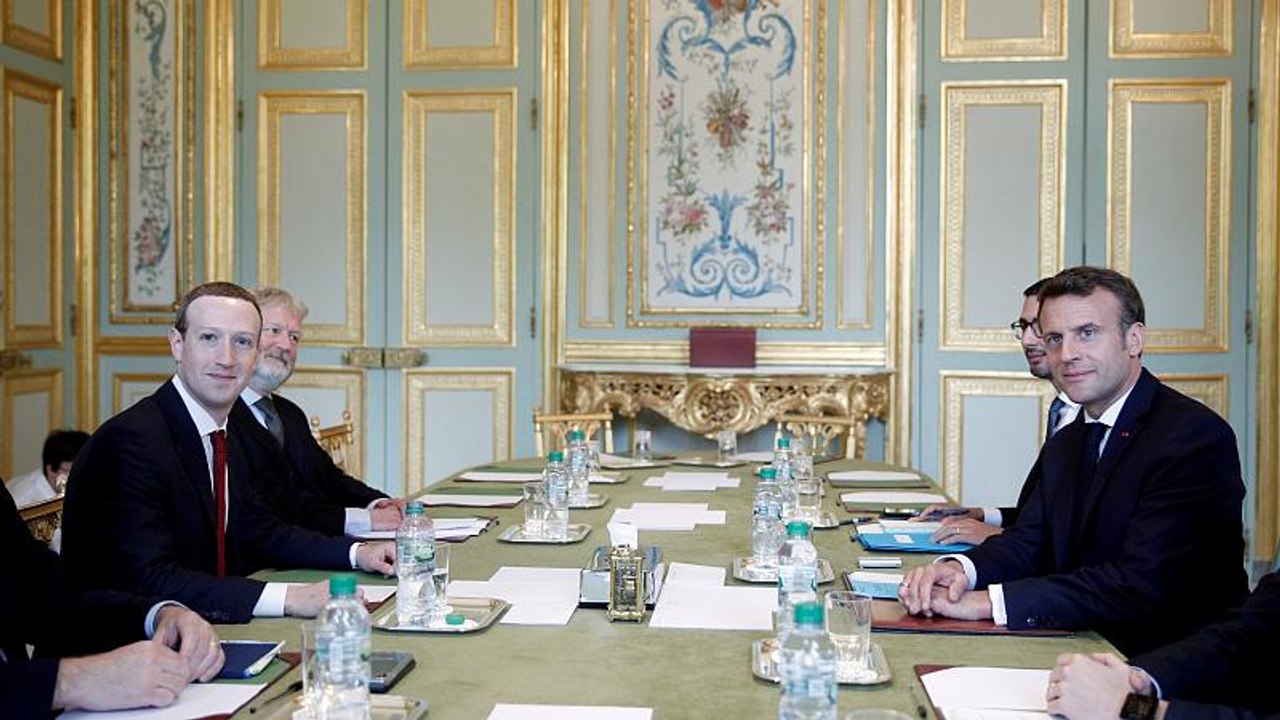 Hass im Netz binnen 24 Std. blocken: Facebook-Chef zu Gast in Paris