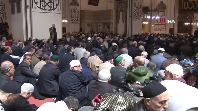 Ramazan'ın İlk Cuma Namazında Camiler Dolup Taştı