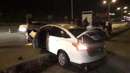 Hatay'da 2 Otomobil ve Bir Kepçe Birbirine Girdi